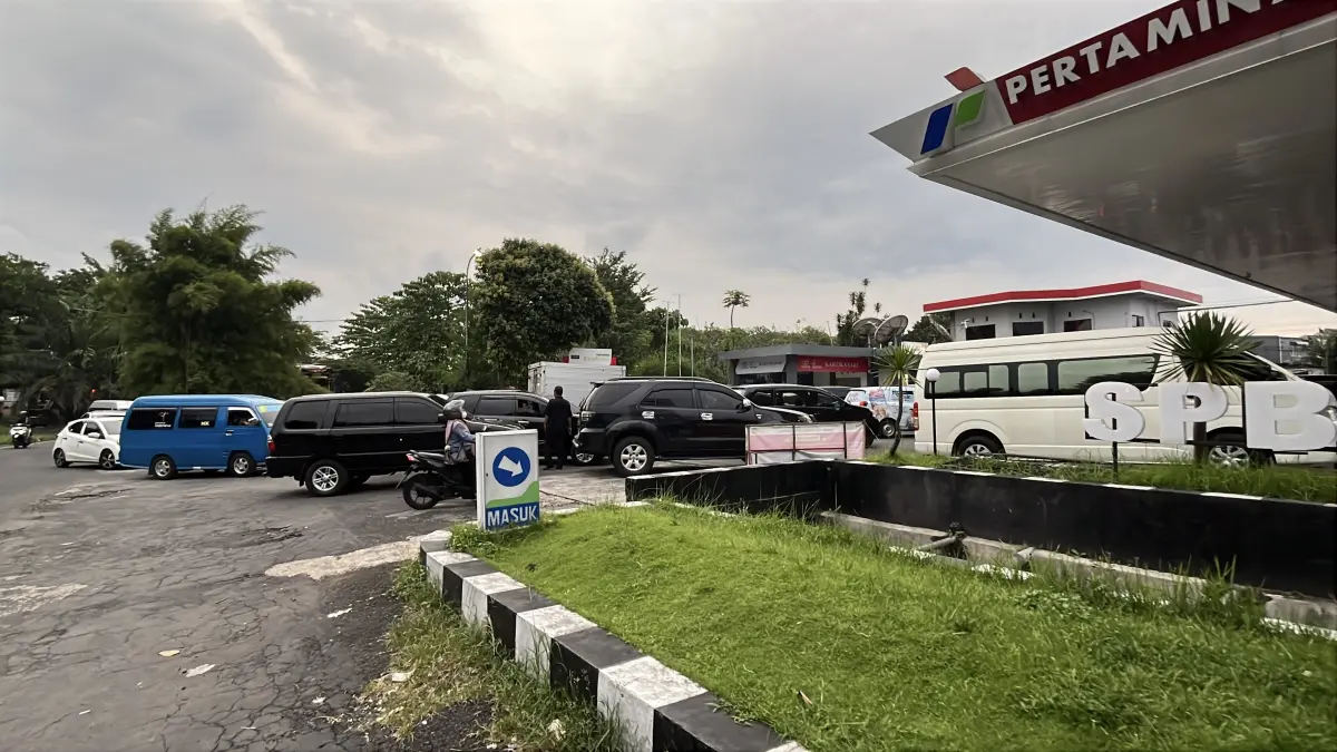 ANTREAN MELUBER: Berbagai jenis kendaraan tampak mengantre akibat isu BBM naik per 1 April 2026 (Xeon Rhao Loudra Widadi/Radar Malang)