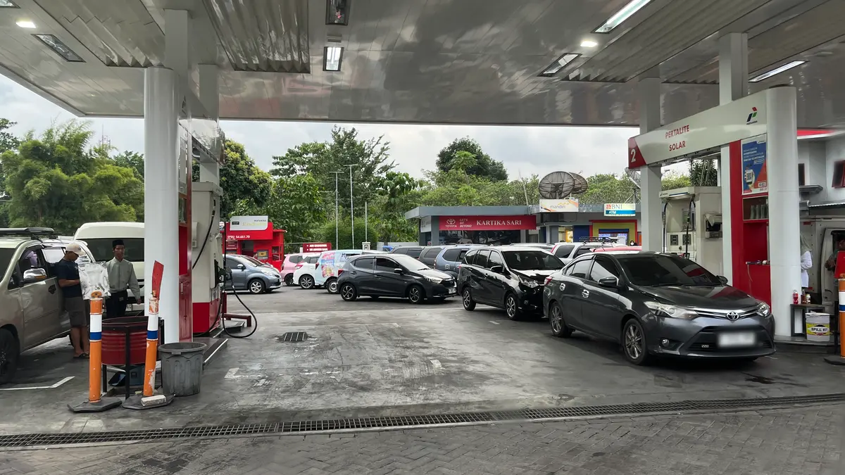 Antrean mobil di SPBU Sulfat pada sore tadi (31/3) terlihat dipadati oleh pengemudi. (Xeon Rhao Loudra Widadi/Radar Malang)