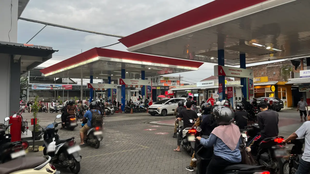 Antrean motor juga mengular sore tadi. (Xeon Rhao Loudra Widadi/Radar Malang)