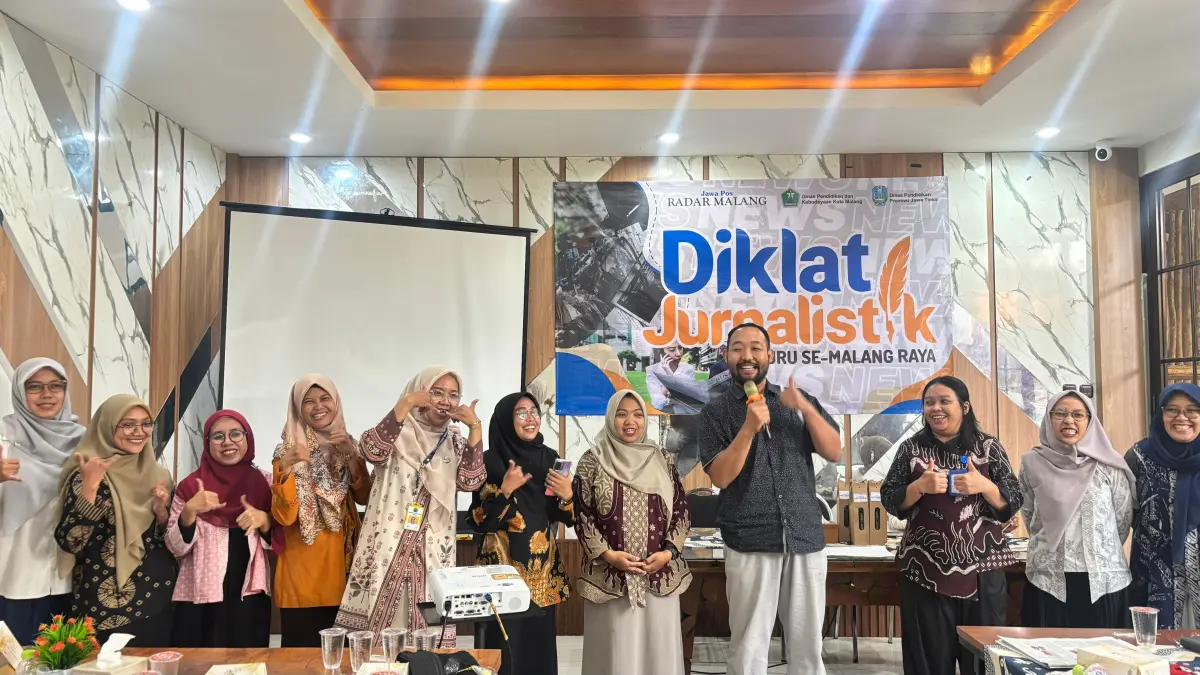 ATRAKTIF: Kelompok Josjis mempresentasikan berita yang dibuat kepada peserta Diklat Jurnalistik Guru SMP/MTs se-Kota Malang.