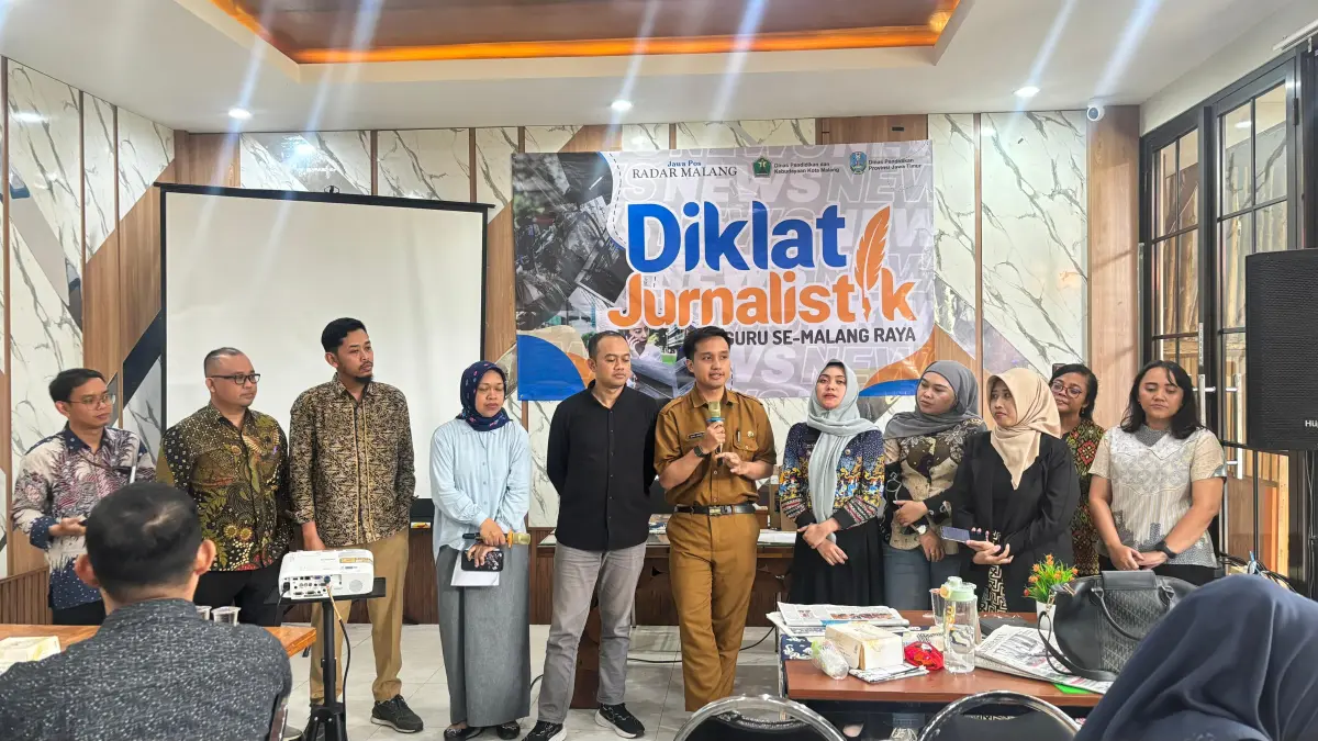 KREATIF: Presentasi dari Kelompok Kerabat Kera saat Diklat Jurnalistik Guru SMP/MTs se-Kota Malang.