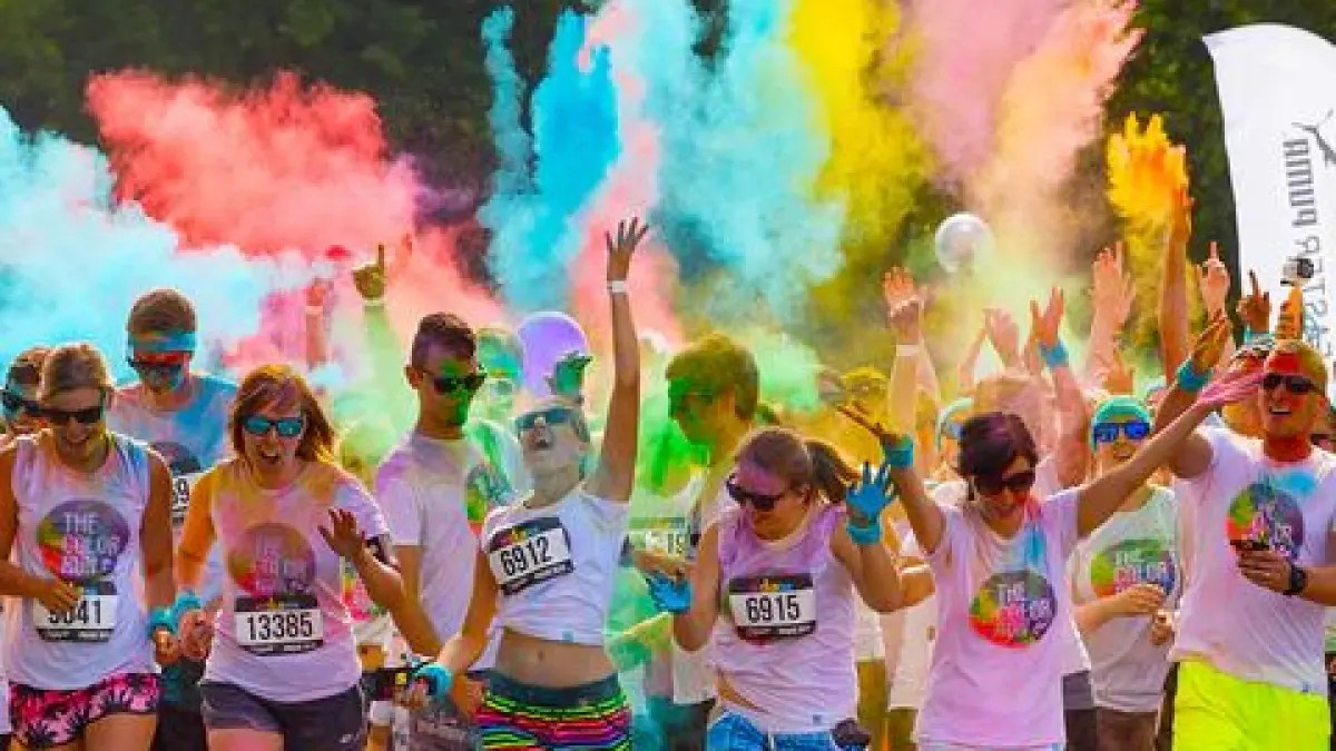 Ilustrasi kemeriahan Ciputra Color Run yang menghadirkan pesta warna-warni di garis finis. Event lari yang digelar oleh Universitas Ciputra ini menjadi ajang olahraga sekaligus hiburan yang siap digelar pada 12 April 2026 di Surabaya. (Pinterest @sunnyshadowlejka)