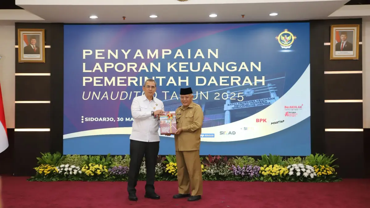Bupati Malang H M. Sanusi (kanan) menyerahkan LKPJ Unaudited 2025 kepada BPK. (Prokopim Kabupaten Malang)