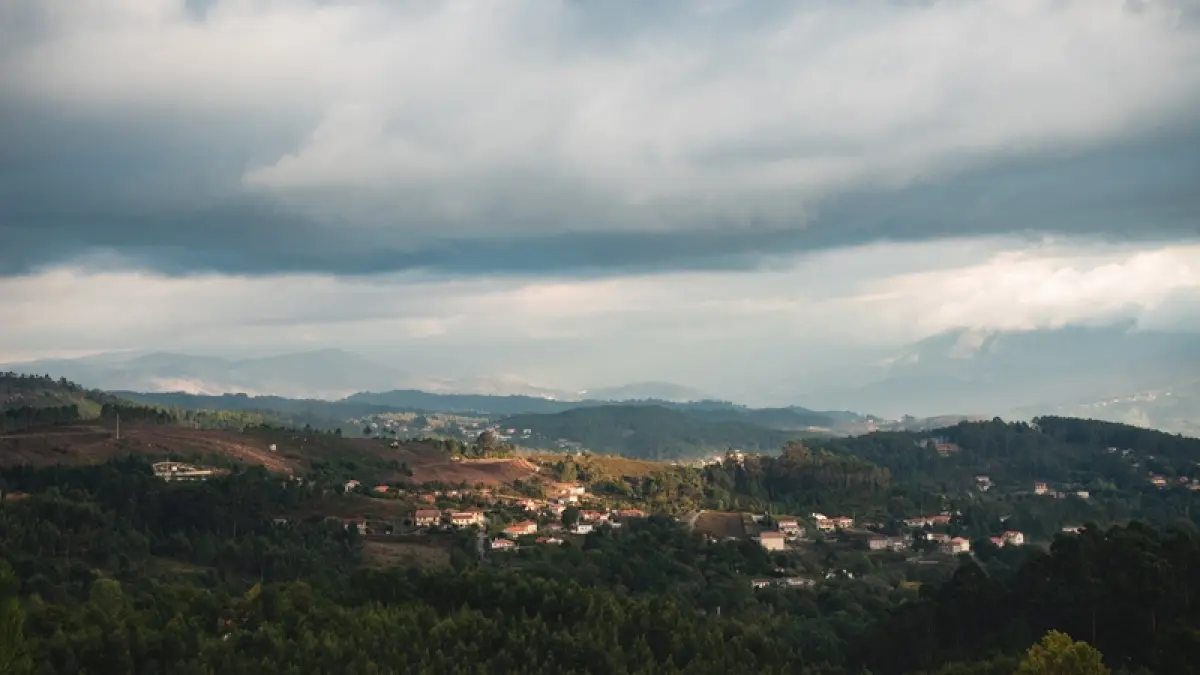 Cuaca berawan di Kota Malang. (Freepik)
