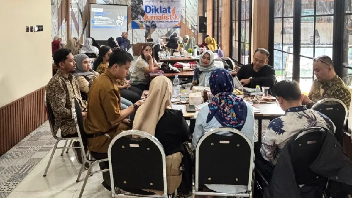 FOKUS: Peserta Diklat Jurnalistik Guru SMP/MTs se-Kota Malang belajar menulis berita, serta membuat SOP menerima tamu wartawan dan LSM.