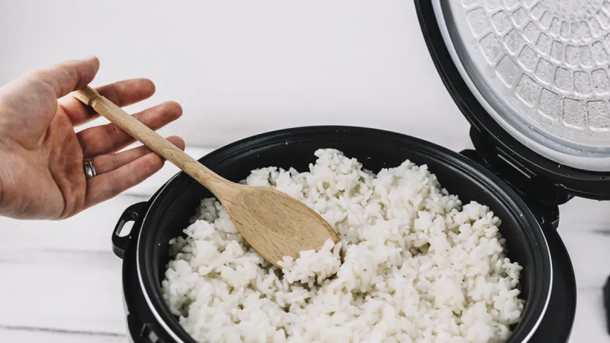 Hindari kebiasaan sepele saat pakai magic com agar nasi tetap awet, hangat, dan tidak cepat basi. (Freepik)