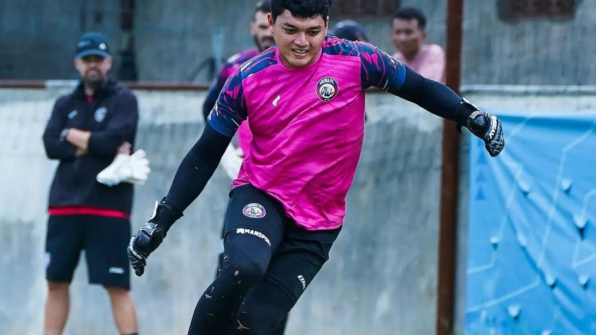 KEMBALI FIT: Kiper Arema FC Adi Satryo berusaha menangkap bola dalam sesi latihan di Dreams Football Pitch, kemarin. (Foto: MO Arema FC For Radar Malang)