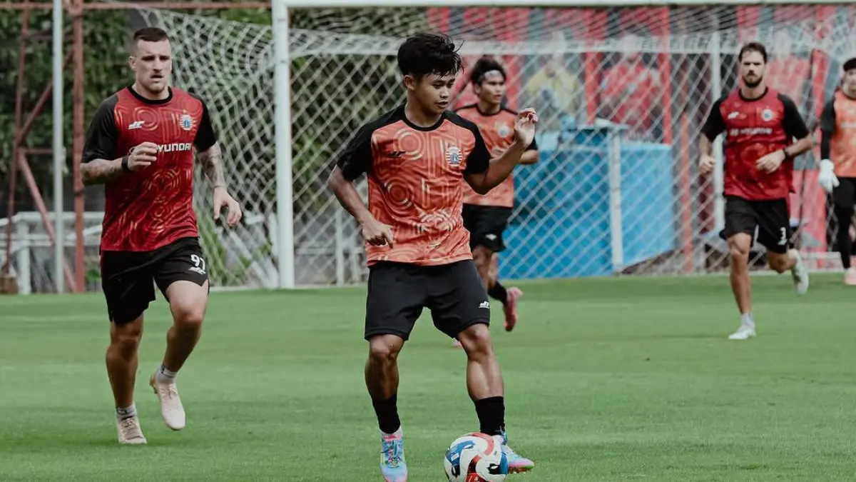 Pemain muda Persija Jakarta U-20 saat menjalani laga uji coba melawan tim senior Persija. Tim Macan Kemayoran muda ini menjadi salah satu kontestan yang akan berlaga di pekan ke-27 EPA Super League U-20 2025–2026. (Instagram @persija.epa)