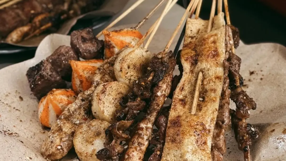 Pencinta sate wajib coba sate-satean ala street food Cina. (Instagram @gege_satebbq)
