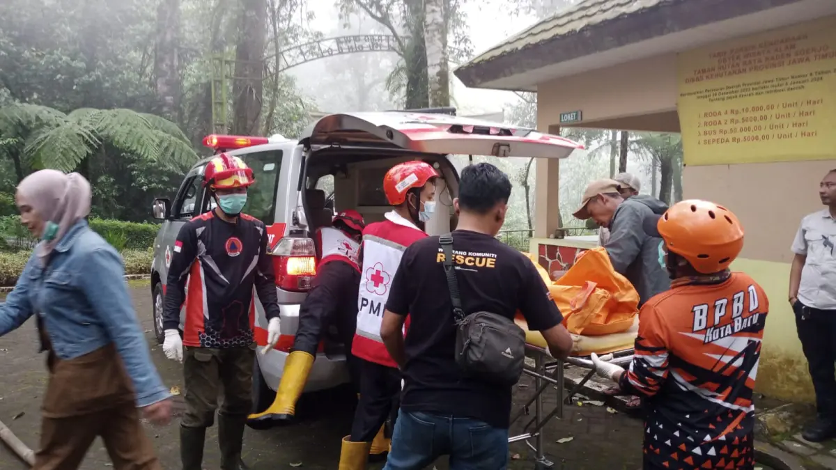PMI Kota Batu mengevakuasi jenazah pemuda yang tewas di Jembatan Kwmbar Pacet, Selasa (31/3). (PMI Kotq Batu for Radar Malang)