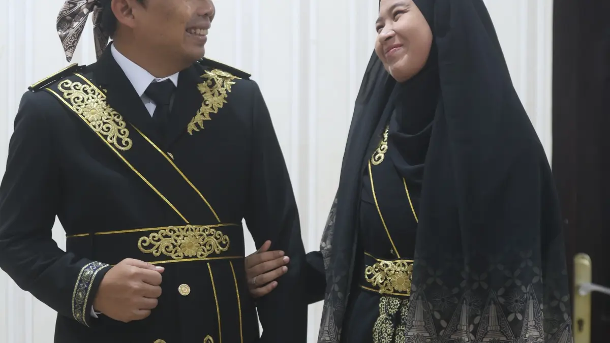 REFLEKSIKAN SEJARAH: Wakil Wali Kota Malang Ali Muthohirin bersama sang istri Saila El Azkiya mengenakan busana khas daerah terbaru dalam sesi foto, kemarin (31/3). (DARMONO / RADAR MALANG)