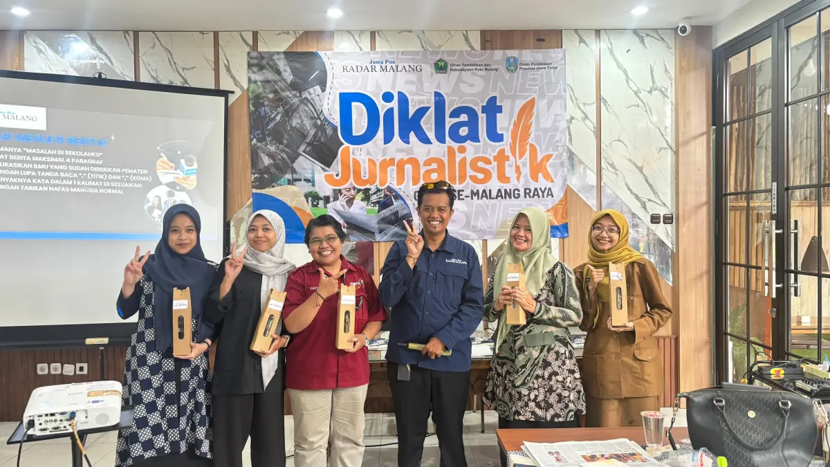TERBAIK: Hadiah eksklusif dari Jawa Pos Radar Malang untuk Kelompok Srikandi.