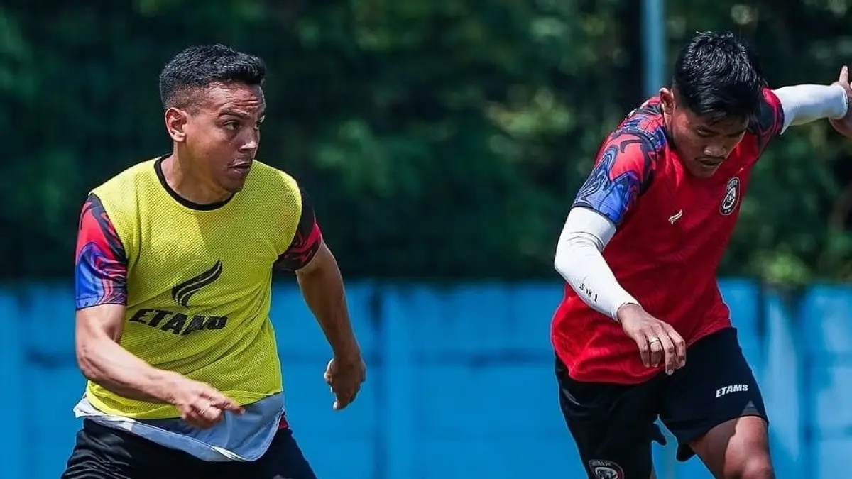 Valdeci Moreira (kiri) sedang berebut bola dengan Dwiki Mardiyanto (kanan) dalam sesi latihan di ARG Soccer Field, Kecamatan Lawang, beberapa waktu lalu. (MO Arema FC)
