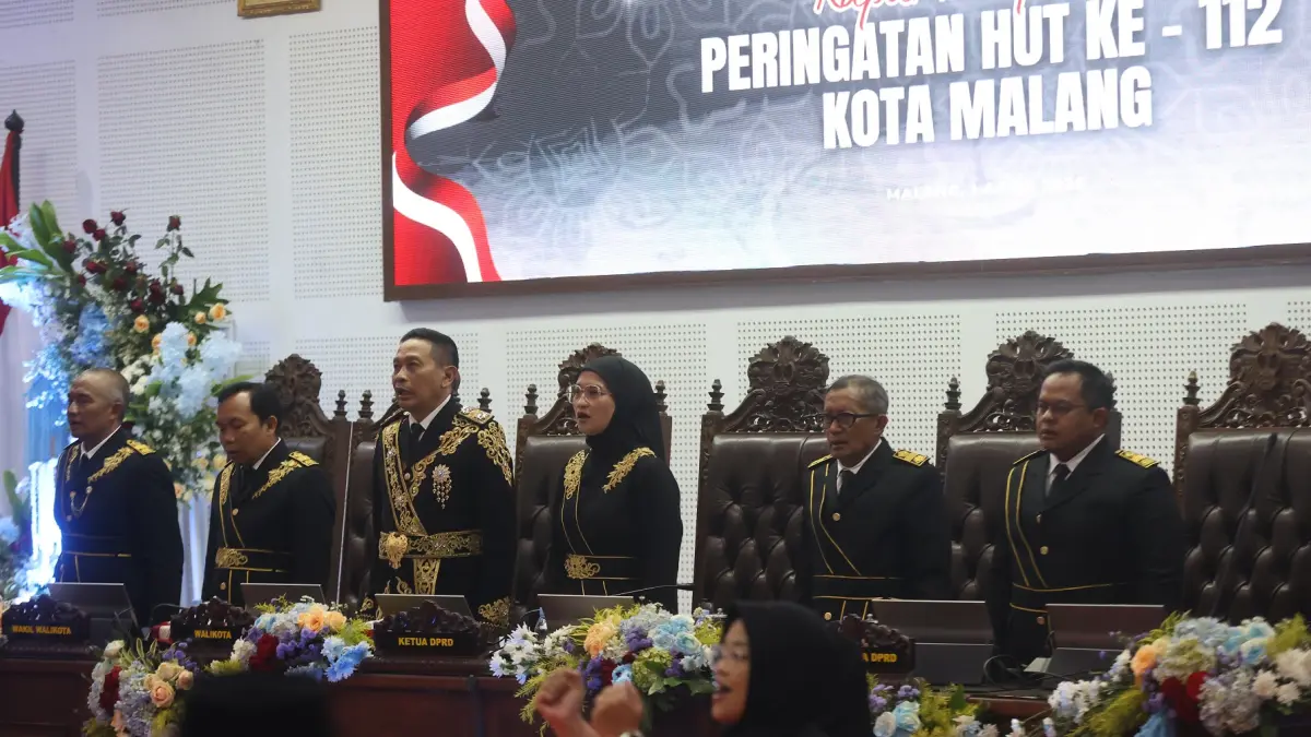 UNTUK RAKYAT: Ketua DPRD Kota Malang Amithya Ratnanggani Siraduhitta (empat dari kiri) dan Wali Kota Malang Wahyu Hidayat (tiga dari kiri ikut menyanyikan lagu Indonesia Raya dalam Rapat Paripurna Peringatan HUT Kota Malang Ke-112, kemarin. (Darmono / Radar Malang)