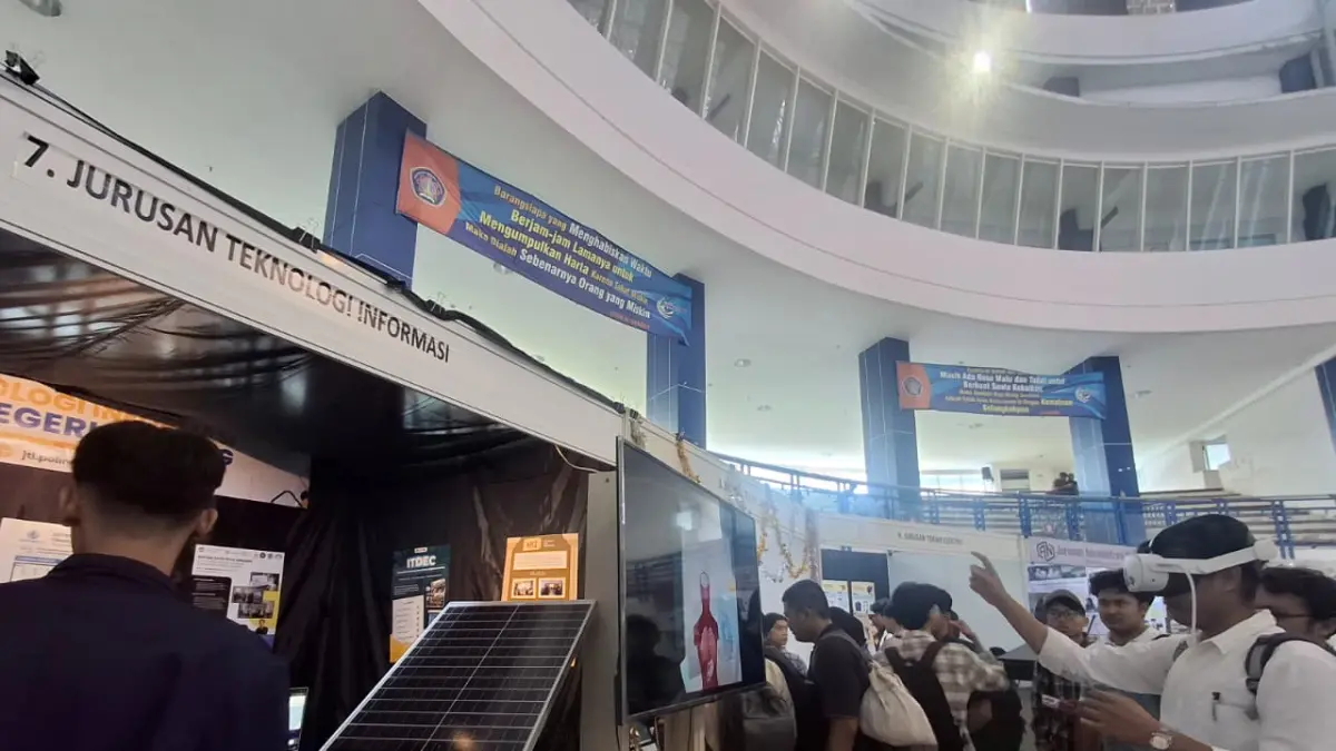 ANTUSIAS: Salah satu pengujung mencoba virtual reality di Expo Pendidikan Politeknik Negeri Malang yang berlangsung di Graha Polinema pada 1-2 April 2026. (Foto: Nabila Amelia)