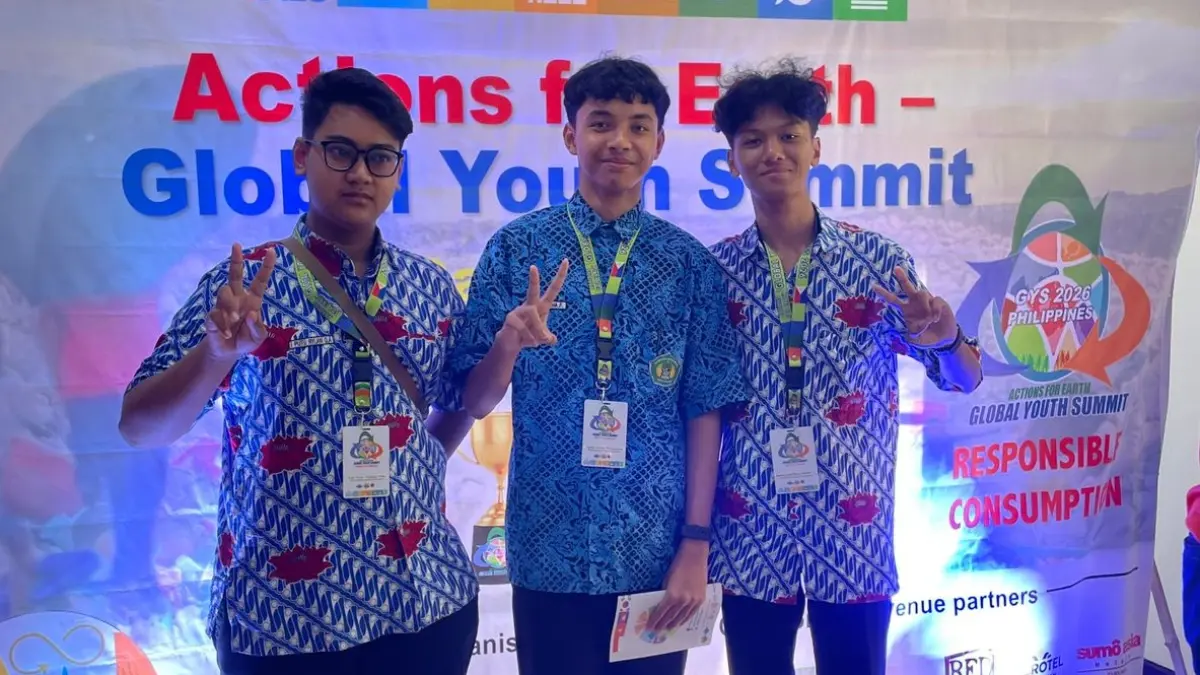 BEPRESTASI: Dari kiri ke kanan, I Putu Reylan Digdaya, Aghna Nurma Faeyzadana, dan Mohamad Seno Ibrahim ketika mengikuto Global Youth Summit 2026 di Filipina pada 26-30 Maret lalu.