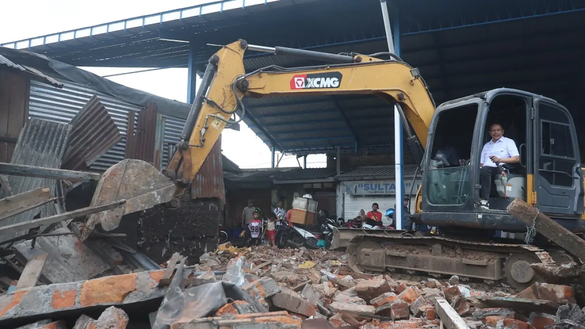 BERI DEADLINE BARU: Wali Kota Malang Wahyu Hidayat secara simbolis ikut melakukan pembongkaran lapak di Pasar Induk Gadang, kemarin (1/4). (Darmono / Radar Malang)

