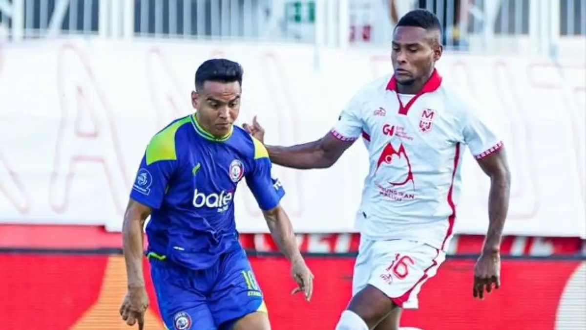 HARUS BERBENAH: Valdeci Moreira berusaha lepas dari gelandang Malut United Wbeymar Angulo dalam laga BRI Super League putaran pertama di Stadion Gelora Kie Raha. (foto: MO Arema FC)