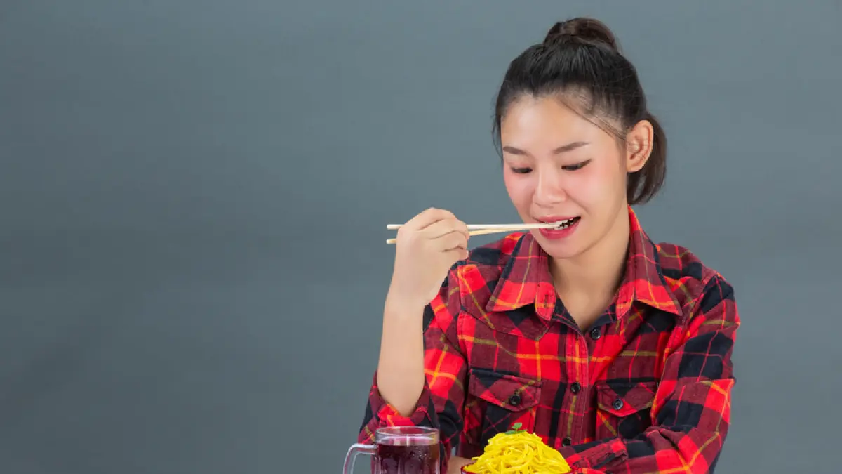 HEMAT & TERATUR: Anak kos mengatur pengeluaran makan dengan cermat agar tetap kenyang tanpa membuat keuangan menipis. (Freepik)