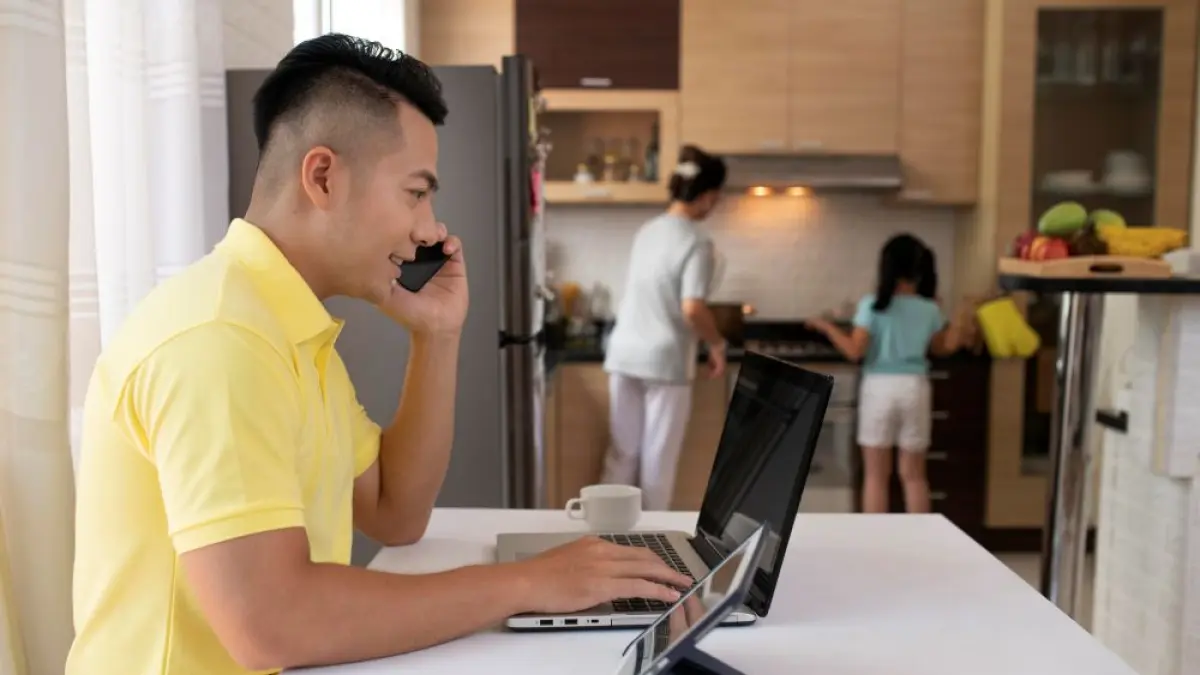 Illustrasi pekerja yang bekerja dari rumah atau menerapkan work form home. (Freepik)