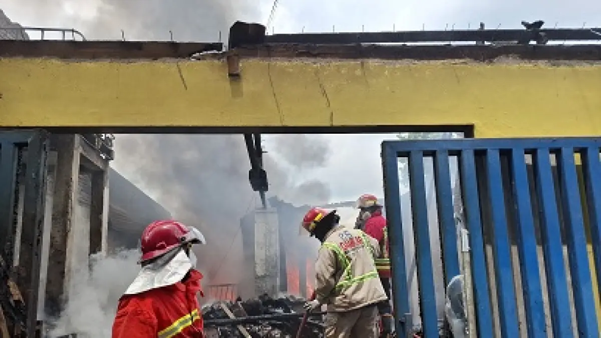KEBAKARAN: Tim Damkar Kabupaten Malang memadamkan kobaran api yang menghanguskan rumah sekaligus gudang rongsokan di RT 01 RW 01 Kelurahan Ardirejo, Kecamatan Kepanjen kemarin (31/3).