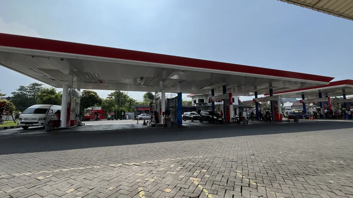 KEMBALI NORMAL: Terpantau suasana SPBU Sulfat kembali normal dan tidak ada antrean mengular. (Xeon Rhao Loudra Widadi/Radar Malang)