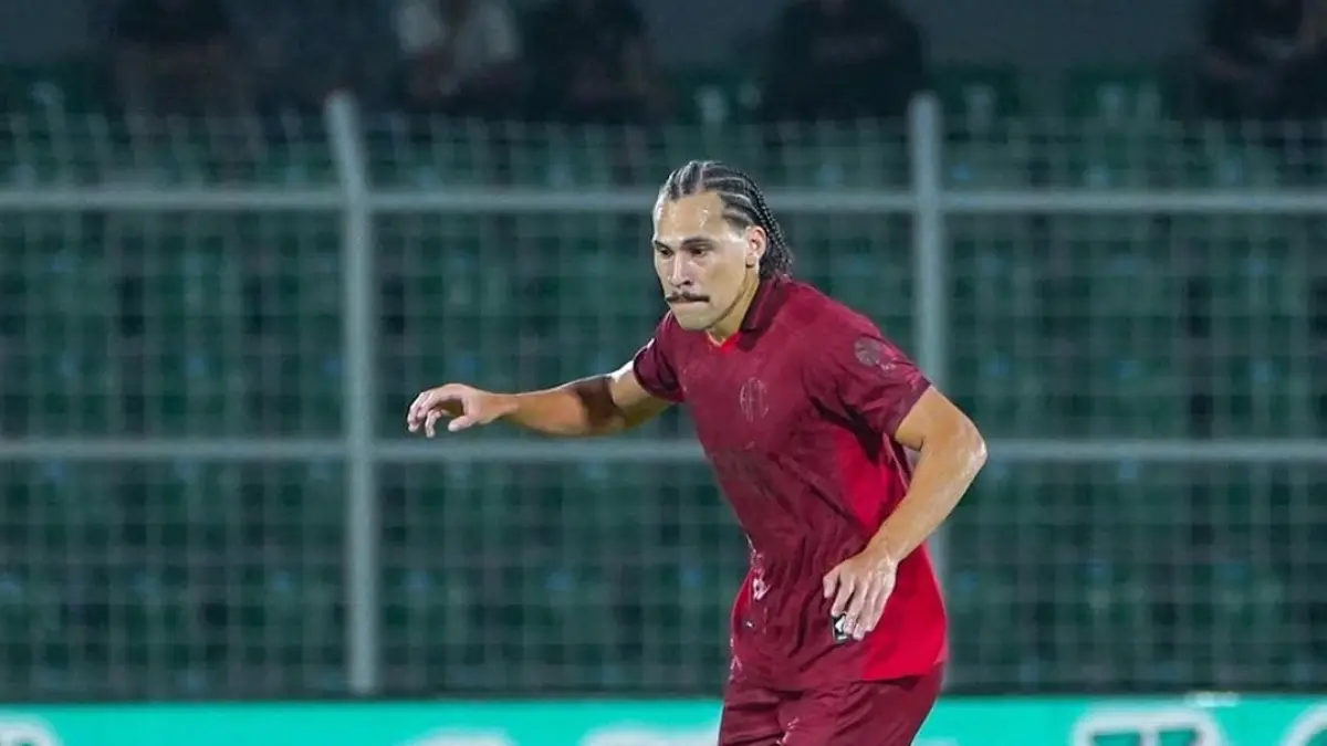 Pemain Arema FC Pablo Oliveira hendak mengumpan bola dalam pertandingan menghadapi Bhayangkara Presisi Lampung FC di Stadion PKOR Sumpah Pemuda, Bandar Lampung, 10 Maret lalu. (MO Arema FC)