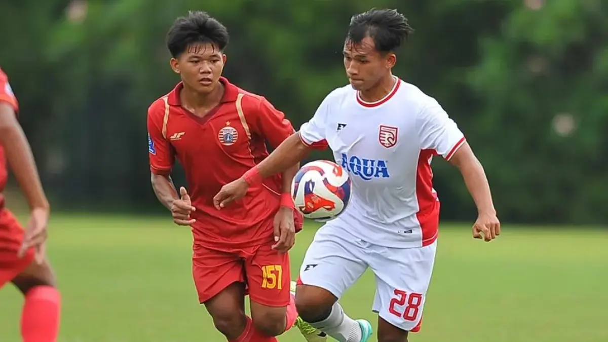 Pemain Garuda United U-18 berduel dalam laga EPA Super League U-18. Tim pemuncak klasemen ini bertekad mempertahankan posisi teratas jelang bergulirnya pekan ke-27 usai jeda Idulfitri. (Instagram @garudaunited_id)