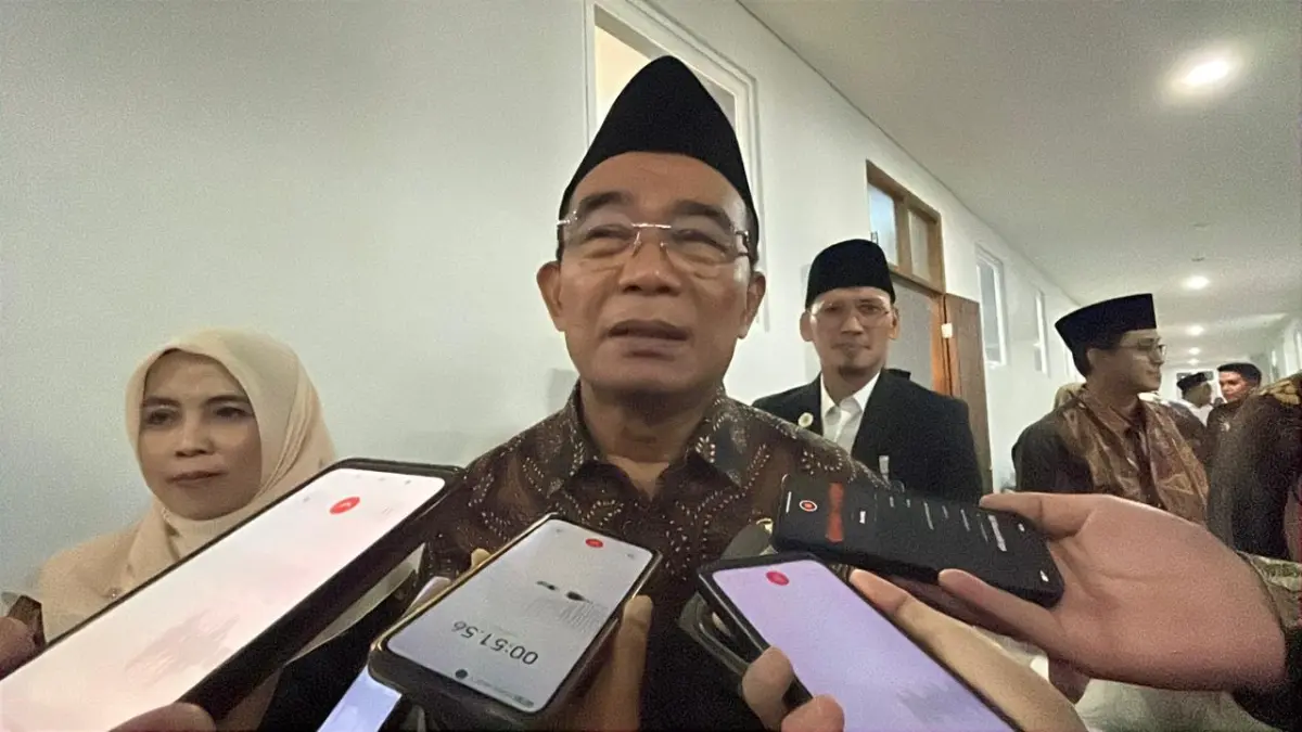 Penasihat Khusus Presiden Bidang Haji Muhadjir Effendy menjawab pertanyaan awak media ketika berkunjung ke UIN Maulana Malik Ibrahim Malang, Senin (31/3). (Zanadia Manik Fatimah/Radar Batu)