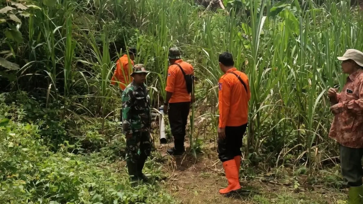 Petugas BPBD Kabupaten Malang bersama warga dan Babinsa mengecek sumber air baru di Dusun Krajan, Desa Bandungrejo, Kecamatan Bantur. (BPBD Kabupaten Malang)