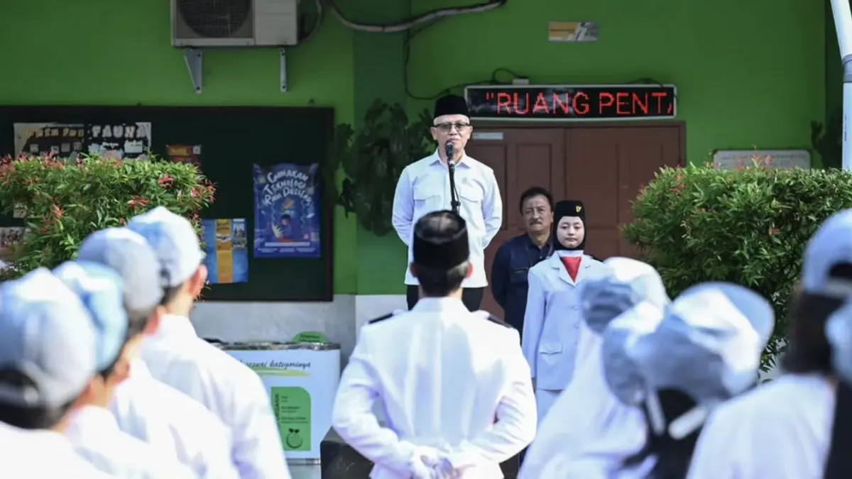 PIMPIN UPACARA: Wamen Atip tegaskan penguatan karakter melalui Ikrar Pelajar Indonesia. (Instagram @atip.hayat)