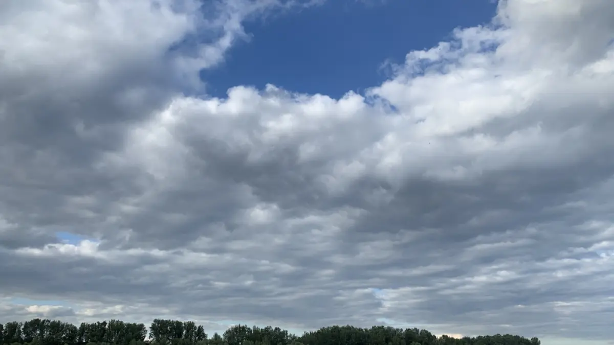 Potret langit cerah dan berawan. (Freepik).