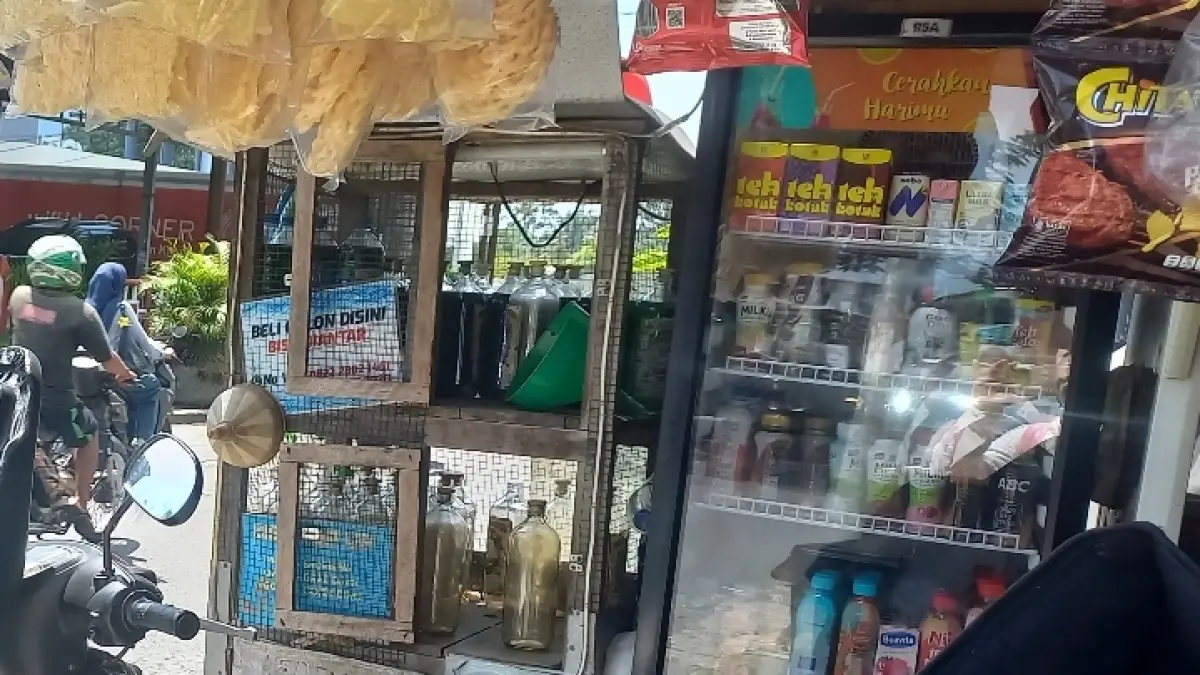 Potret warung bensin eceran yang terletak di Sumbersari, Lowokwaru. Marsha Nathaniela/Radar Malang. 