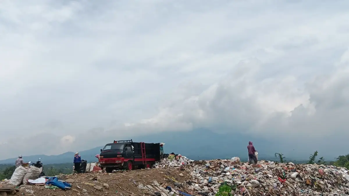 SARPRAS: Truk mengirim sampah di TPA Randuagung, Singosari beberapa waktu lalu. TPA tersebut akan diperbaiki tahun ini