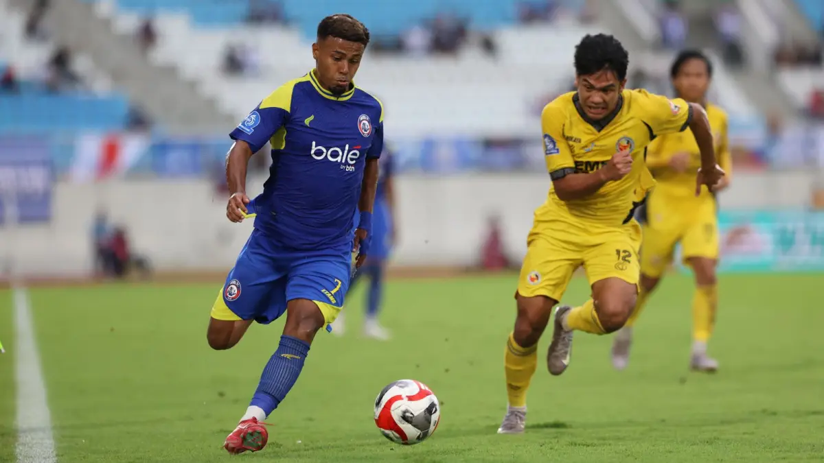 SIAP KERJA KERAS: Winger Arema FC Gabriel Silva (kiri) berusaha melewati pemain Semen Padang dalam laga BRI Super League di Stadion Kanjuruhan. (Foto: Darmono)