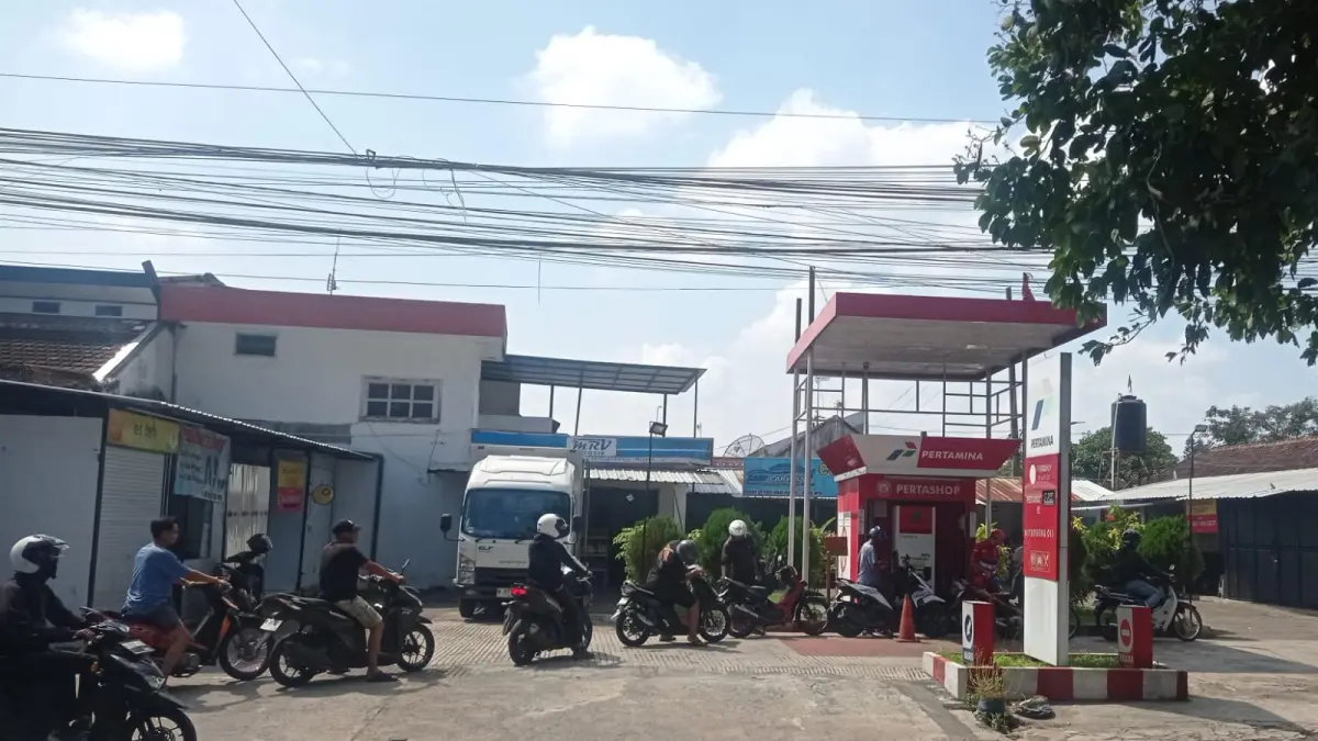 SITUASI NORMAL: Aktivitas pengisian bahan bakar minyak (BBM) di Pertamina shop Jalan Tawangmangu, Kota Malang, terpantau berjalan lancar. (Afida Rahma Tsabita/Radar Malang)