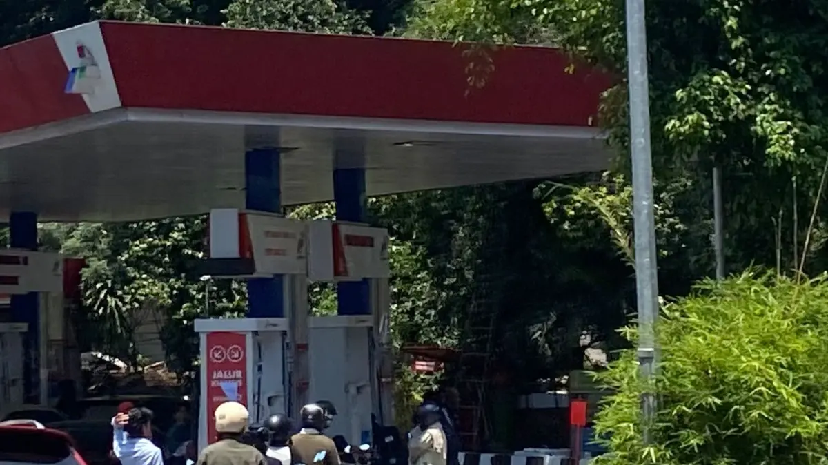 STABIL TANPA LONJAKAN: Aktivitas pengisian BBM di SPBU Jalan Bandung, Kota Malang, tetap berjalan normal dengan antrean yang terjaga. (Anna Tasya Enzelina/Radar Malang)