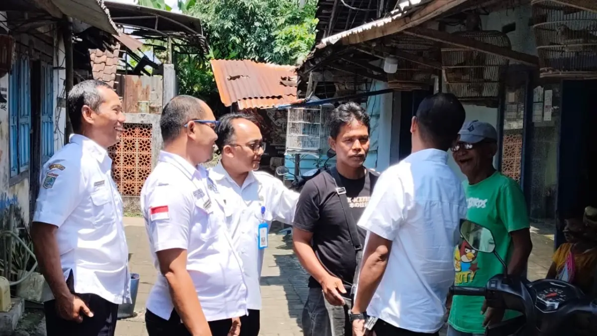 TERDUGA PELAKU: Imam Sopi’i alias Sopik, 46 (memakai kaus hitam) diamankan polisi kemarin.