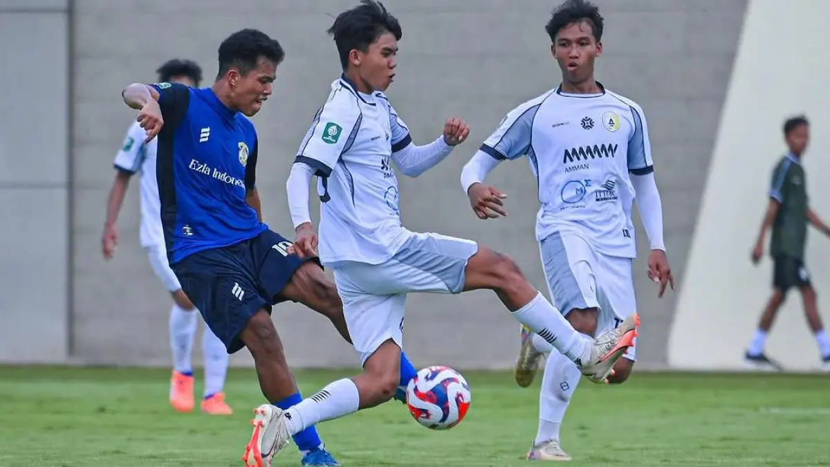 Pemain dari dua tim saling berebut bola dalam laga pekan ke-1 EPA Championship U-19 2025-2026 yang berlangsung sengit di Lapangan Akademi Sepakbola Garuda Yaksa. Kompetisi usia muda ini menjadi ajang pembuktian bagi para pemain. (Instagram @liga2match)