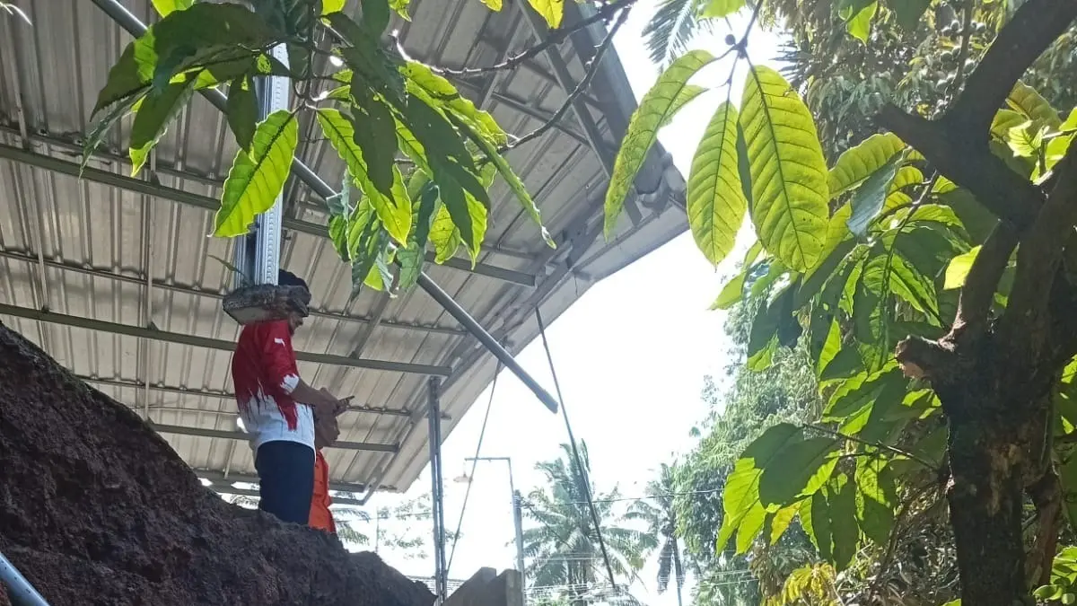 AKSES TERPUTUS: Personel dari BPBD dibantu warga desa melakukan pembersihan setelah dilanda longsor kemarin.