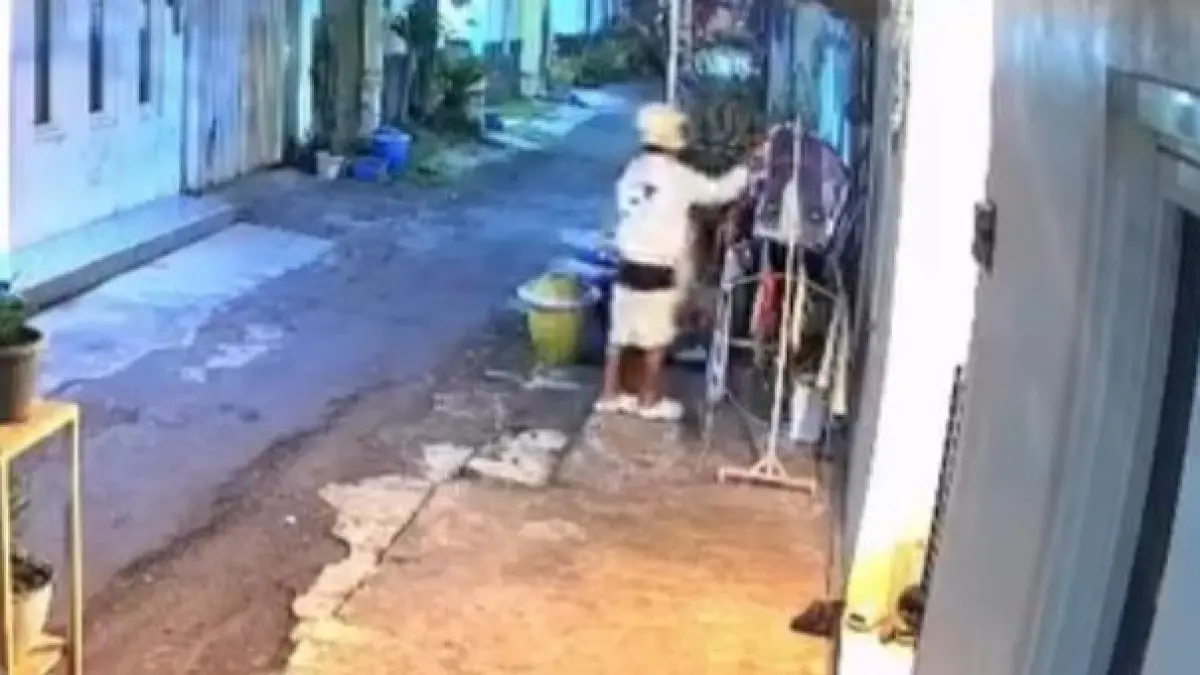 Aksi pencuri beraksi di Mulyorejo, Sukun, terekam CCTV. (Kiriman warga)
