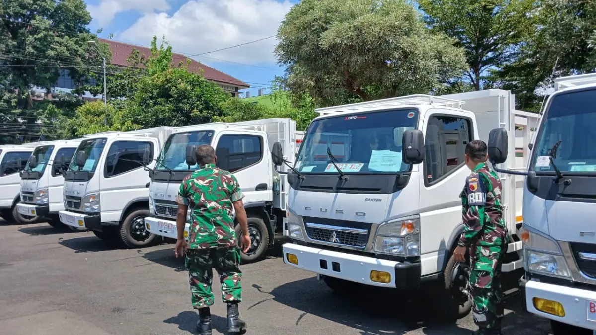 ARMADA KOPERASI: Deretan truk fuso parkir di halaman kantor Kodim 0818/Wilayah Malang-Kota Batu di Kecamatan Kepanjen kemarin (2/4)