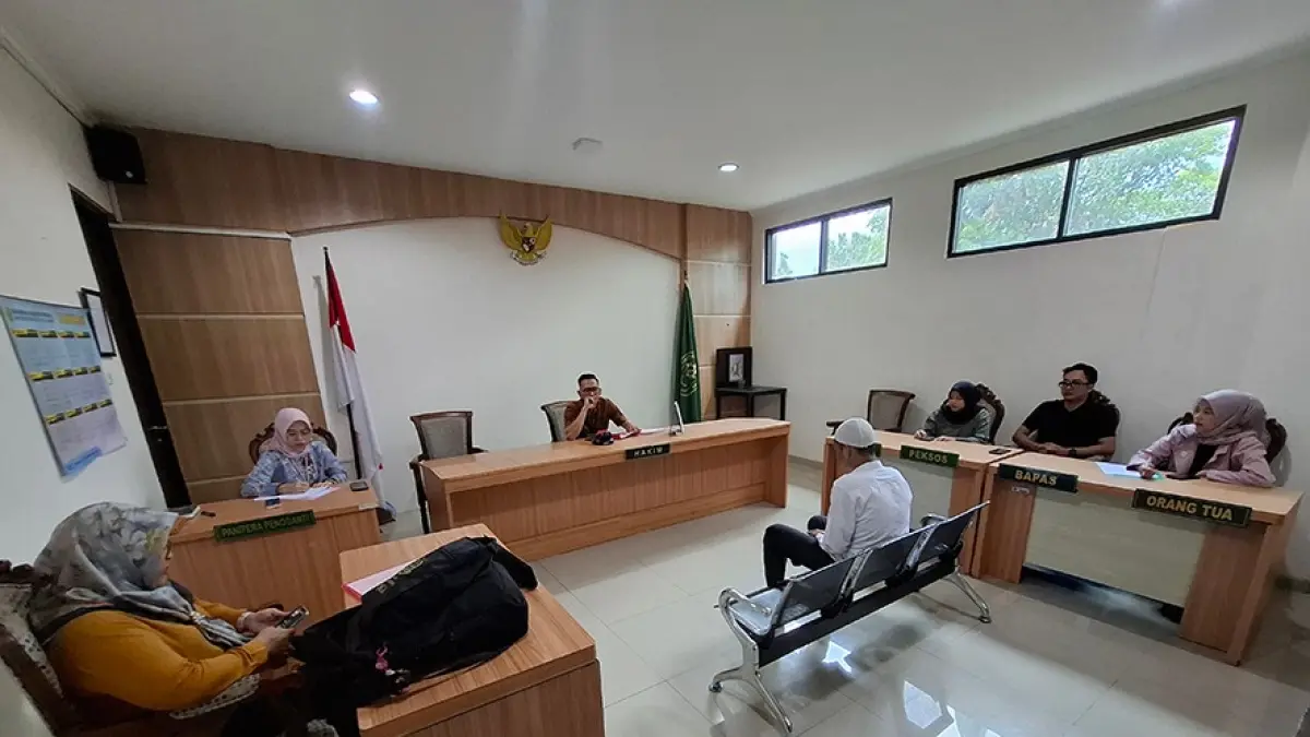 BERHARAP KERINGANAN: Terdakwa berinisial KAK, 17, asal Nganjuk menjalani sidang di PN Kepanjen kemarin (2/4).
