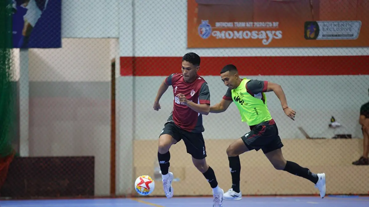BISA KEMBALI BERLAGA: G-vin Blandino Laik berusaha menggiring bola dalam sesi latihan Unggul FC di Unggul Sports Center, kemarin. (Foto: MO Unggul FC)