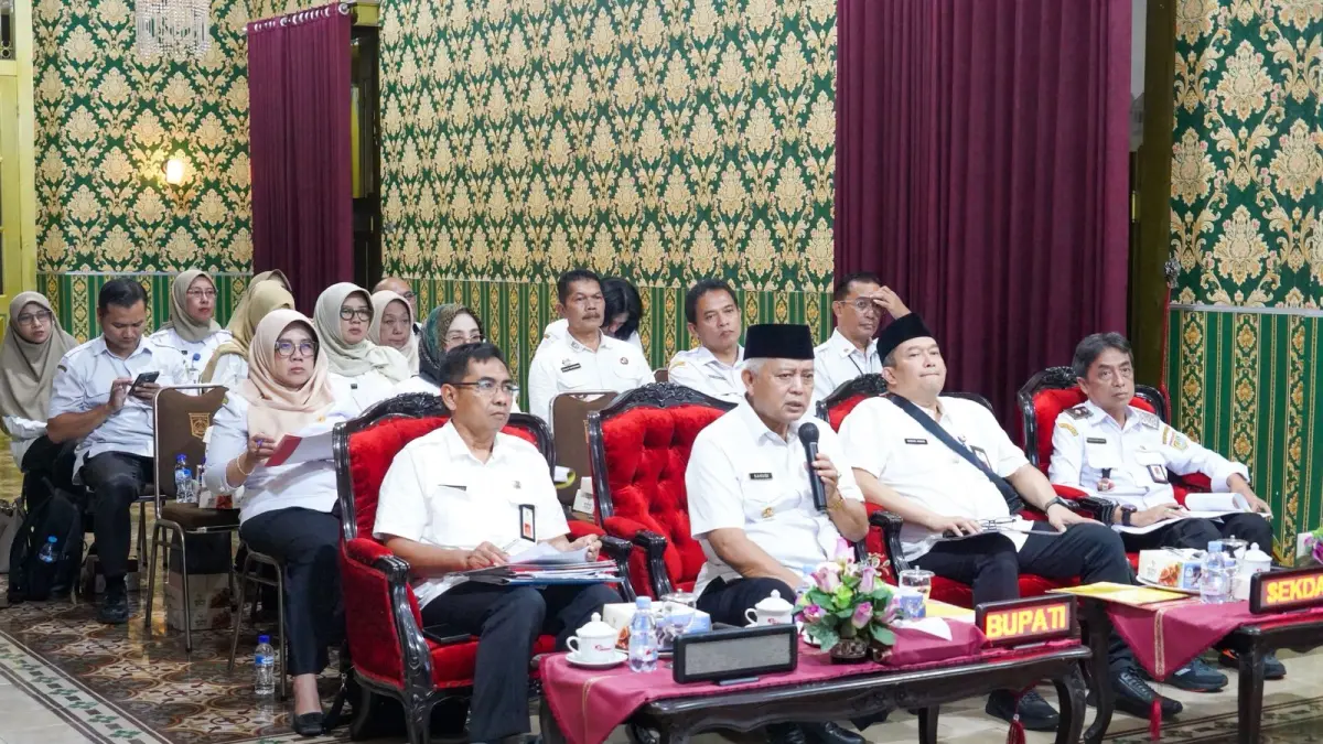Bupati Malang H. M Sanusi (pegang mic) menjelaskan upaya menekan angka pengangguran terbuka. (Prokopim Kabupaten Malang)