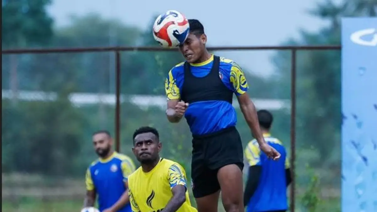 BURU GOL PERTAMA: Salim Tuharea menghalau bola dalam sesi latihan Arema FC di Dreams Football Pitch, Pakis. (Foto: MO Arema FC)