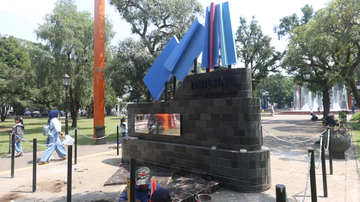 JADI KEBANGGAAN: Landmark City of Media Arts yang berada di Alun-alun Merdeka Kota Malang terus dipoles para pekerja.