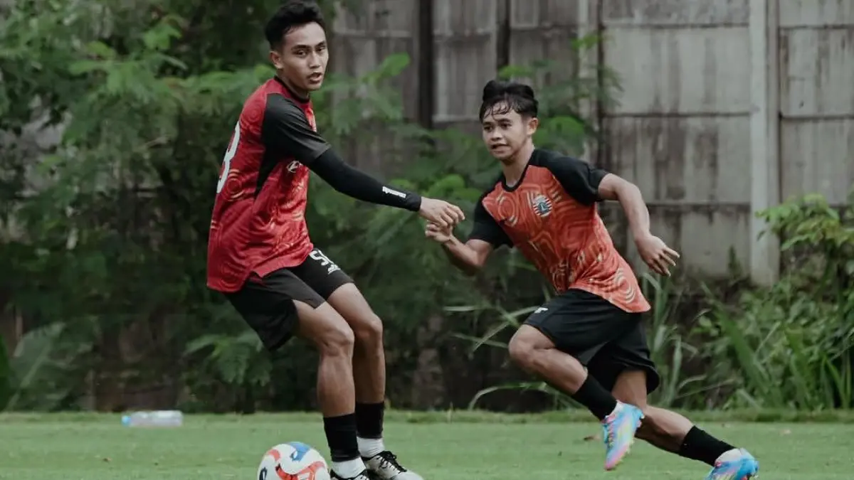 Pemain Persija Jakarta U-20 menjalani sesi uji coba bersama tim senior sebagai bagian dari persiapan. Latihan ini menjadi upaya menjaga performa sekaligus memperkuat chemistry tim demi mempertahankan posisi puncak klasemen. (Instagram @persija.epa)