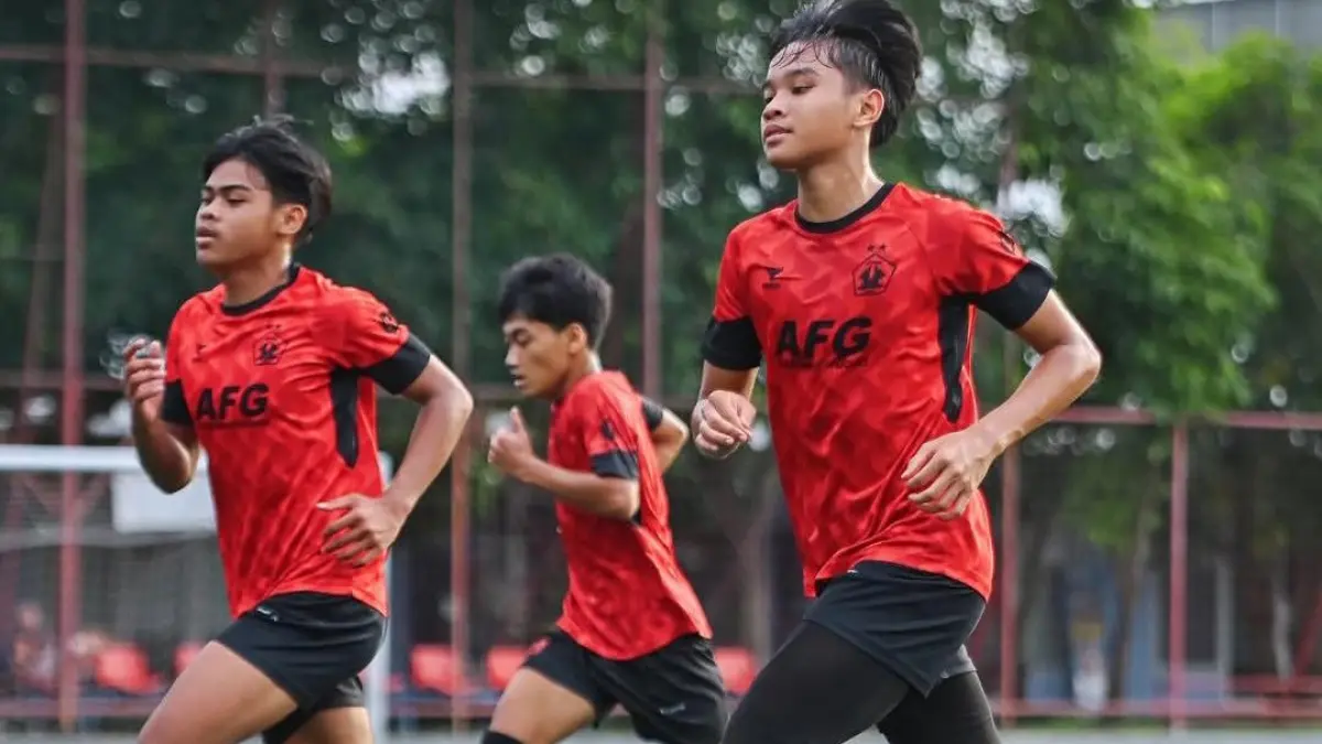 Pemain Persik Kediri U-16 menjalani latihan fisik sebagai persiapan menghadapi pekan ke-27 EPA Super League U-16. Intensitas latihan ditingkatkan demi menjaga performa dan mempertahankan posisi puncak klasemen. (Instagram @persikyouth)
