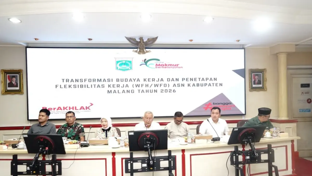 PERSIAPAN: Bupati Malang H M. Sanusi didampingi Wabup Malang Lathifah Shohib mengikuti rapat koordinasi persiapan ASN WFH pada Rabu malam (1/4).

